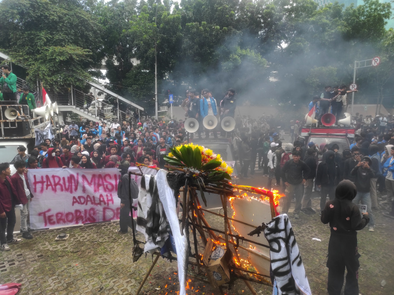 Ratusan mahasiswa gelar aksi demo didepan gedung KPK segera tangkap DPO Harun Masiku (Ashar/SinPo.id)