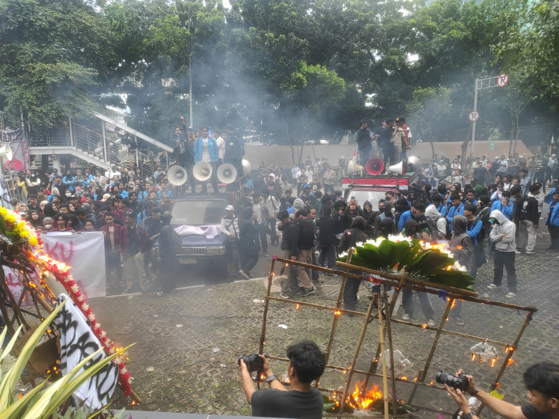 Ratusan mahasiswa gelar aksi demo didepan gedung KPK segera tangkap DPO Harun Masiku (Ashar/SinPo.id)