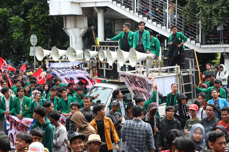 Ratusan mahasiswa gelar aksi demo didepan gedung KPK segera tangkap DPO Harun Masiku (Ashar/SinPo.id)