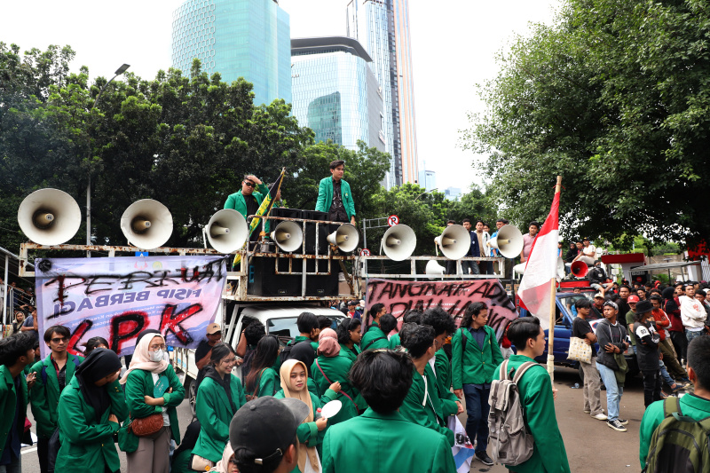 Ratusan mahasiswa gelar aksi demo didepan gedung KPK segera tangkap DPO Harun Masiku (Ashar/SinPo.id)