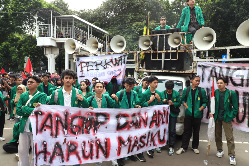 Ratusan mahasiswa gelar aksi demo didepan gedung KPK segera tangkap DPO Harun Masiku (Ashar/SinPo.id)