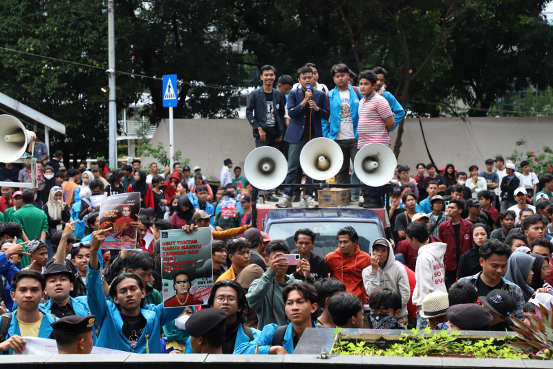 Ratusan mahasiswa gelar aksi demo didepan gedung KPK segera tangkap DPO Harun Masiku (Ashar/SinPo.id)