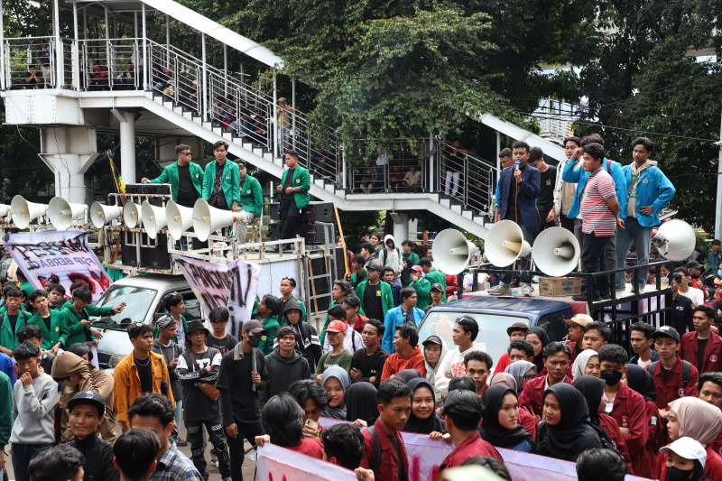 Ratusan mahasiswa gelar aksi demo didepan gedung KPK segera tangkap DPO Harun Masiku (Ashar/SinPo.id)