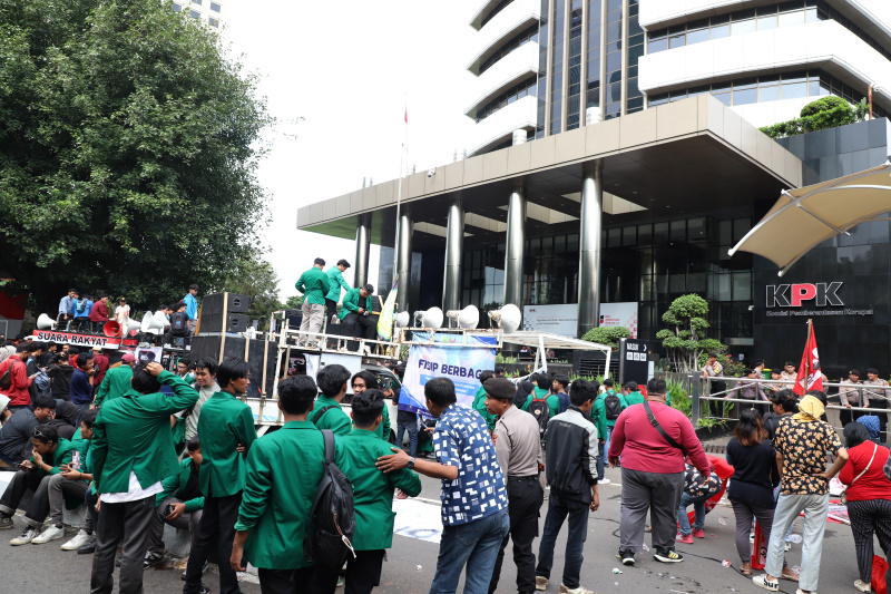 Ratusan mahasiswa gelar aksi demo didepan gedung KPK segera tangkap DPO Harun Masiku (Ashar/SinPo.id)