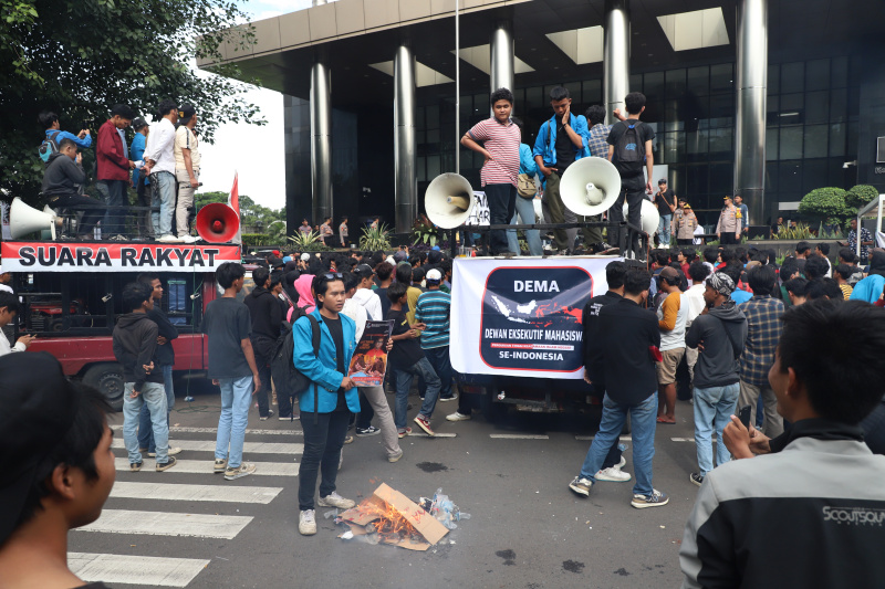 Ratusan mahasiswa gelar aksi demo didepan gedung KPK segera tangkap DPO Harun Masiku (Ashar/SinPo.id)