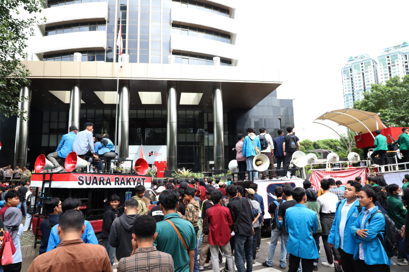 Ratusan mahasiswa gelar aksi demo didepan gedung KPK segera tangkap DPO Harun Masiku (Ashar/SinPo.id)