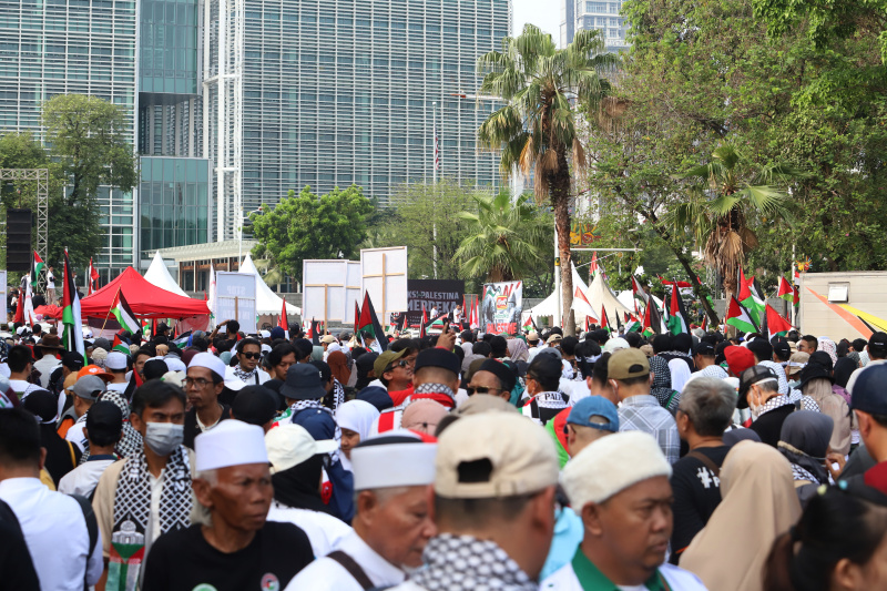 Ratusan masa yang tergabung Bela Palestina gelar aksi demo di Kedubes AS menuntut untuk menghentikan Genosida di Gaza (Ashar/SinPo.id)