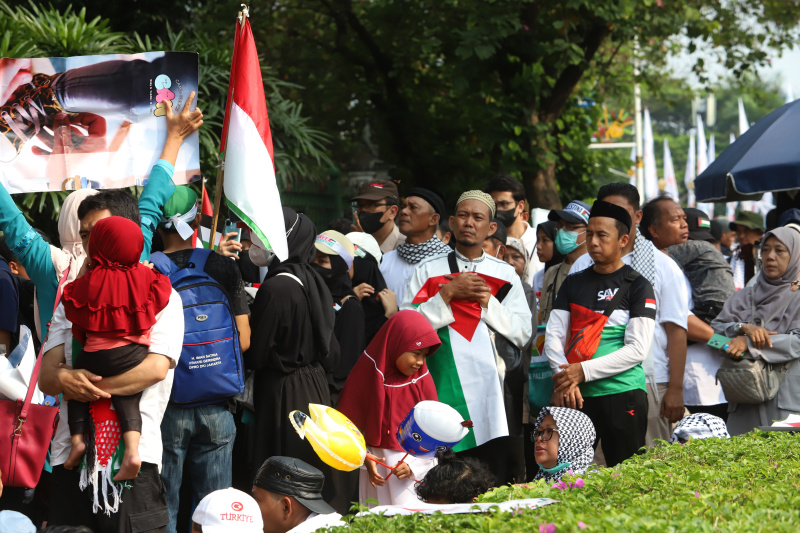 Ratusan masa yang tergabung Bela Palestina gelar aksi demo di Kedubes AS menuntut untuk menghentikan Genosida di Gaza (Ashar/SinPo.id)