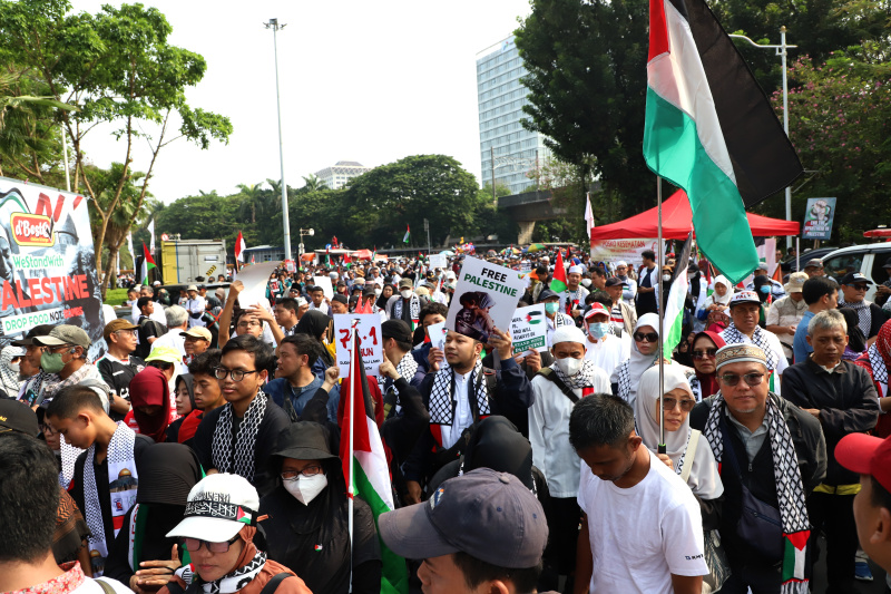 Ratusan masa yang tergabung Bela Palestina gelar aksi demo di Kedubes AS menuntut untuk menghentikan Genosida di Gaza (Ashar/SinPo.id)