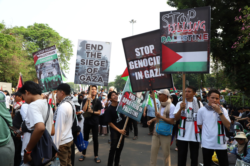 Ratusan masa yang tergabung Bela Palestina gelar aksi demo di Kedubes AS menuntut untuk menghentikan Genosida di Gaza (Ashar/SinPo.id)