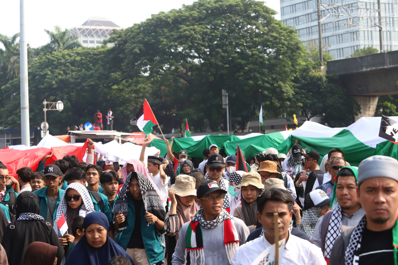 Ratusan masa yang tergabung Bela Palestina gelar aksi demo di Kedubes AS menuntut untuk menghentikan Genosida di Gaza (Ashar/SinPo.id)