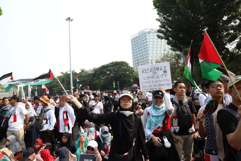 Ratusan masa yang tergabung Bela Palestina gelar aksi demo di Kedubes AS menuntut untuk menghentikan Genosida di Gaza (Ashar/SinPo.id)