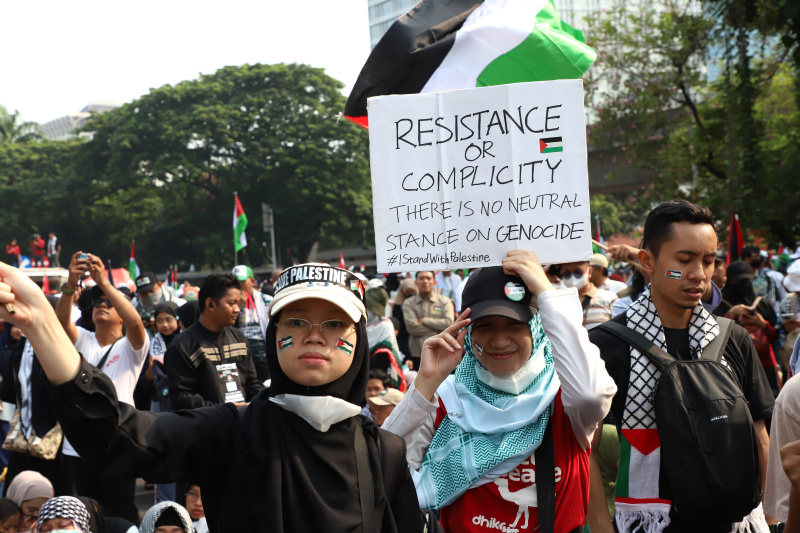 Ratusan masa yang tergabung Bela Palestina gelar aksi demo di Kedubes AS menuntut untuk menghentikan Genosida di Gaza (Ashar/SinPo.id)