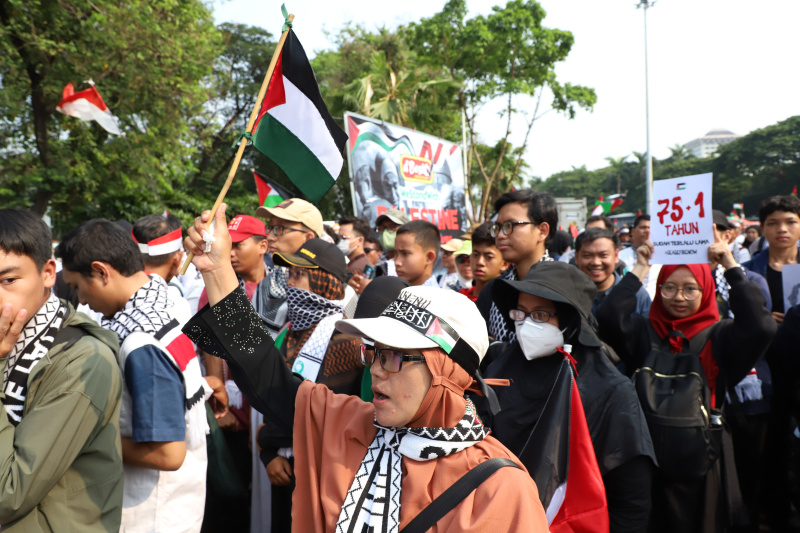 Ratusan masa yang tergabung Bela Palestina gelar aksi demo di Kedubes AS menuntut untuk menghentikan Genosida di Gaza (Ashar/SinPo.id)