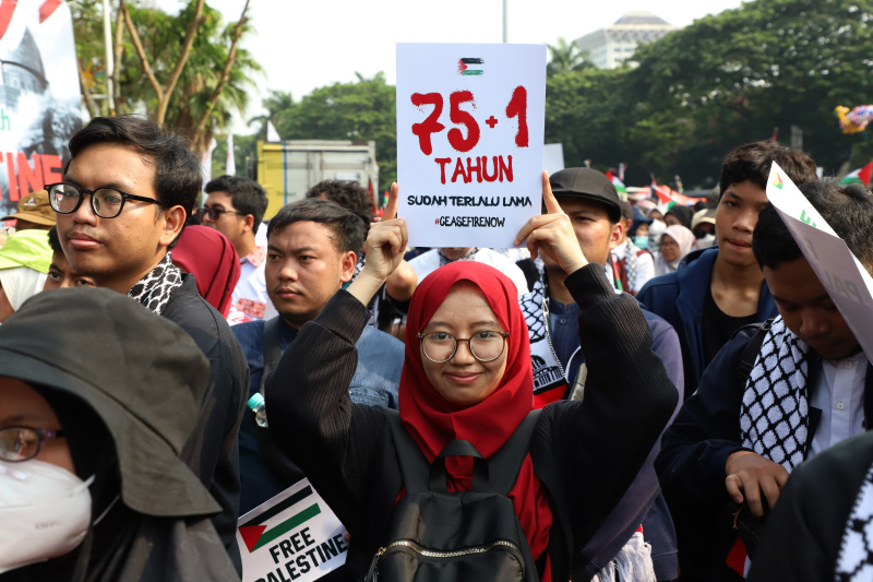 Ratusan masa yang tergabung Bela Palestina gelar aksi demo di Kedubes AS menuntut untuk menghentikan Genosida di Gaza (Ashar/SinPo.id)