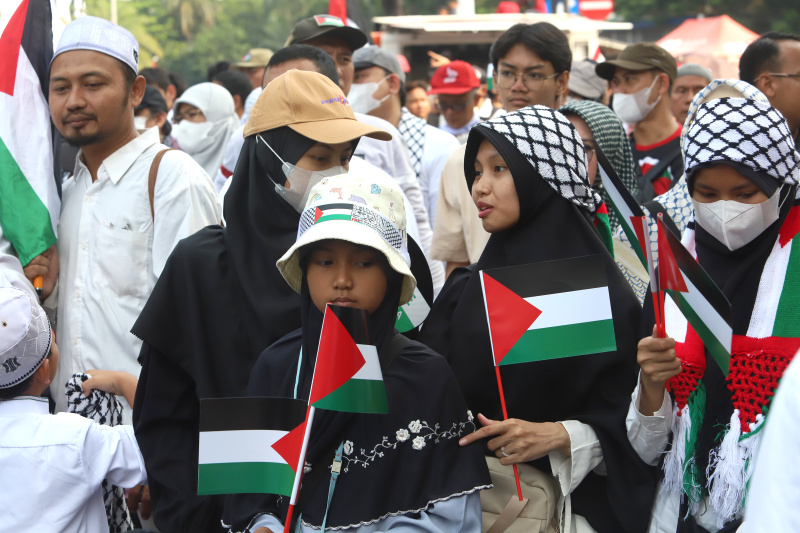 Ratusan masa yang tergabung Bela Palestina gelar aksi demo di Kedubes AS menuntut untuk menghentikan Genosida di Gaza (Ashar/SinPo.id)