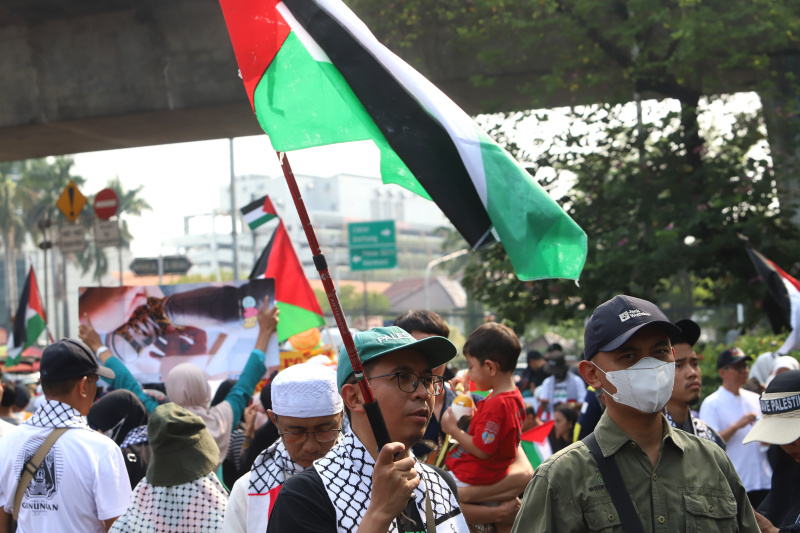 Ratusan masa yang tergabung Bela Palestina gelar aksi demo di Kedubes AS menuntut untuk menghentikan Genosida di Gaza (Ashar/SinPo.id)