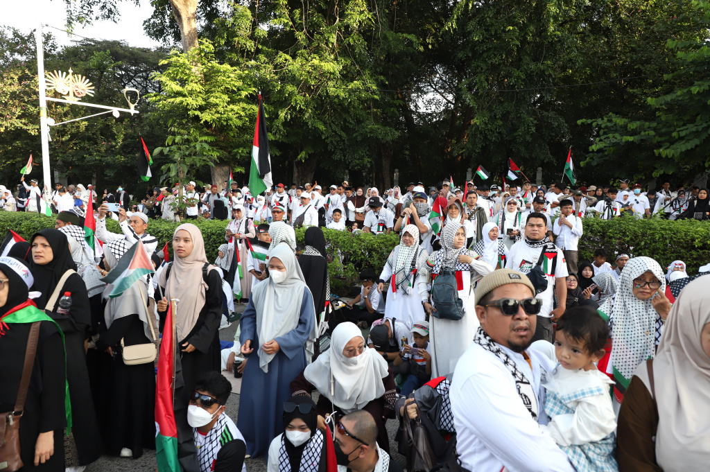 Ratusan Relawan Majelis Ormas Islam gelar doa bersama atas gugurnya tiga Prajurit UNIFIL TNI yang diserang oleh Israel di depan Kedubes AS (Ashar/SinPo.id)