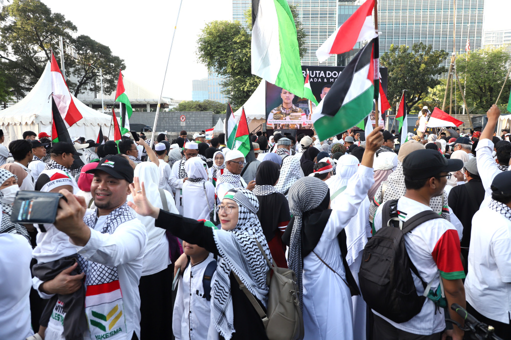 Ratusan Relawan Majelis Ormas Islam gelar doa bersama atas gugurnya tiga Prajurit UNIFIL TNI yang diserang oleh Israel di depan Kedubes AS (Ashar/SinPo.id)