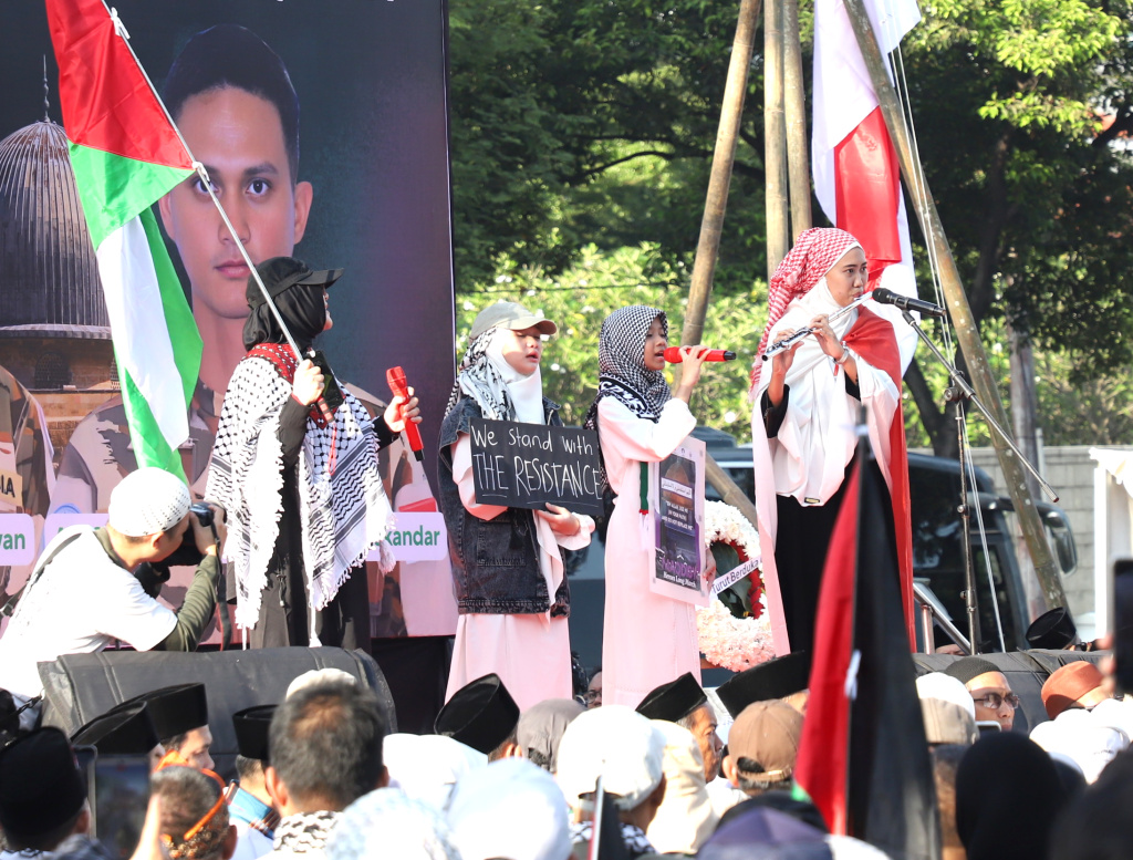 Ratusan Relawan Majelis Ormas Islam gelar doa bersama atas gugurnya tiga Prajurit UNIFIL TNI yang diserang oleh Israel di depan Kedubes AS (Ashar/SinPo.id)