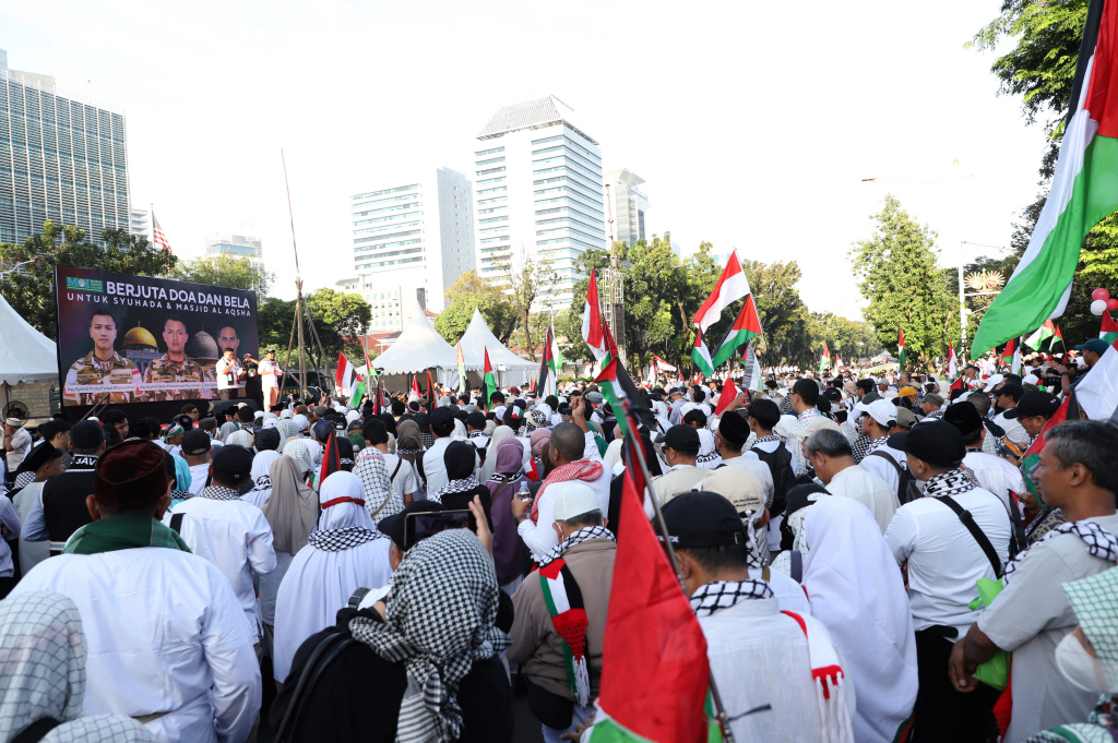 Ratusan Relawan Majelis Ormas Islam gelar doa bersama atas gugurnya tiga Prajurit UNIFIL TNI yang diserang oleh Israel di depan Kedubes AS (Ashar/SinPo.id)