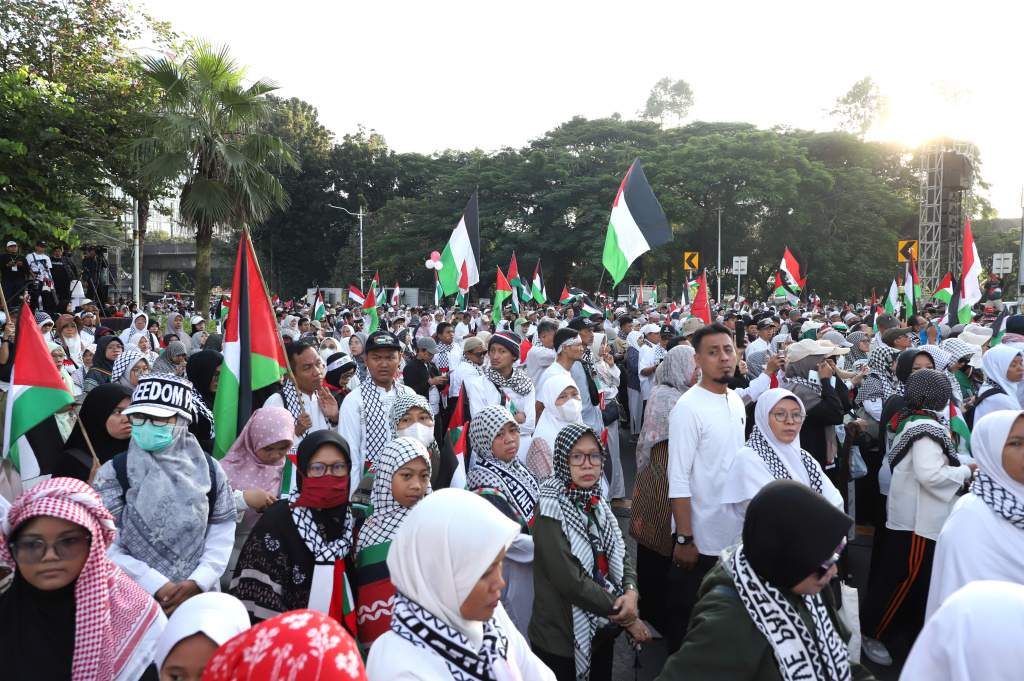 Ratusan Relawan Majelis Ormas Islam gelar doa bersama atas gugurnya tiga Prajurit UNIFIL TNI yang diserang oleh Israel di depan Kedubes AS (Ashar/SinPo.id)