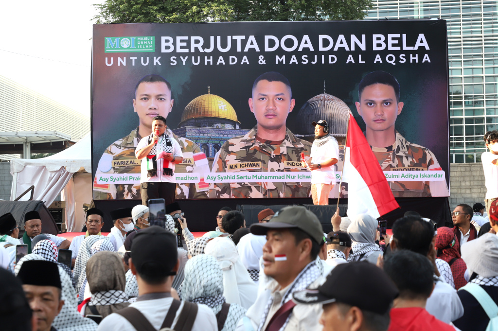 Ratusan Relawan Majelis Ormas Islam gelar doa bersama atas gugurnya tiga Prajurit UNIFIL TNI yang diserang oleh Israel di depan Kedubes AS (Ashar/SinPo.id)