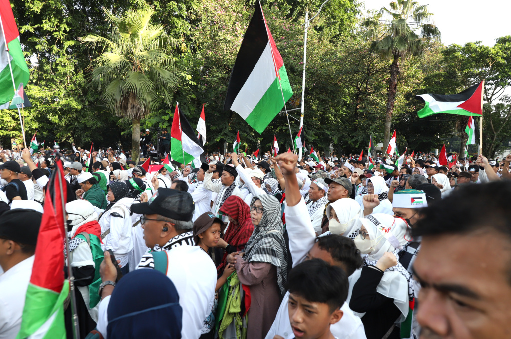 Ratusan Relawan Majelis Ormas Islam gelar doa bersama atas gugurnya tiga Prajurit UNIFIL TNI yang diserang oleh Israel di depan Kedubes AS (Ashar/SinPo.id)