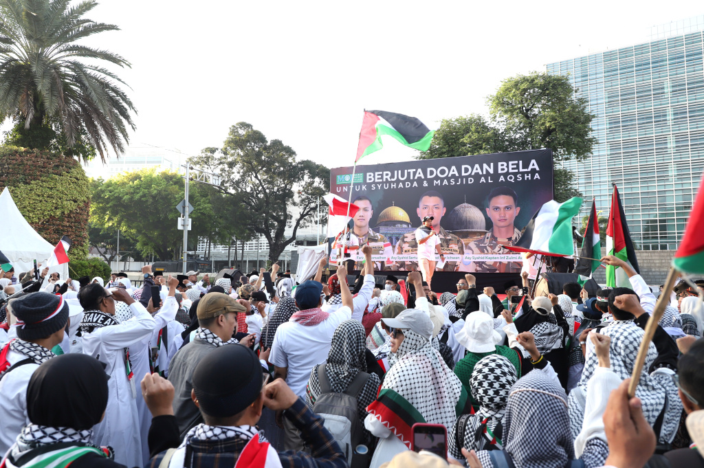 Ratusan Relawan Majelis Ormas Islam gelar doa bersama atas gugurnya tiga Prajurit UNIFIL TNI yang diserang oleh Israel di depan Kedubes AS (Ashar/SinPo.id)