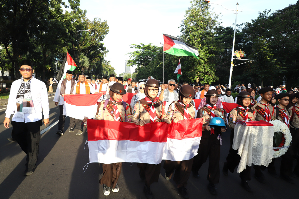 Ratusan Relawan Majelis Ormas Islam gelar doa bersama atas gugurnya tiga Prajurit UNIFIL TNI yang diserang oleh Israel di depan Kedubes AS (Ashar/SinPo.id)