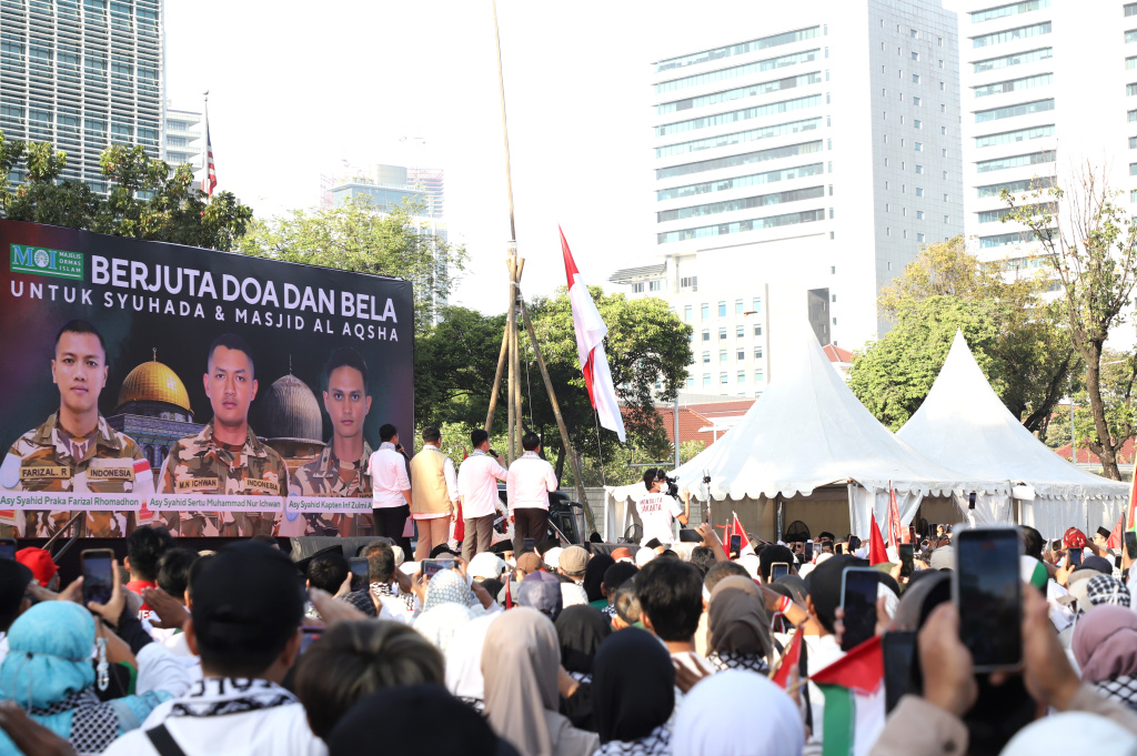 Ratusan Relawan Majelis Ormas Islam gelar doa bersama atas gugurnya tiga Prajurit UNIFIL TNI yang diserang oleh Israel di depan Kedubes AS (Ashar/SinPo.id)