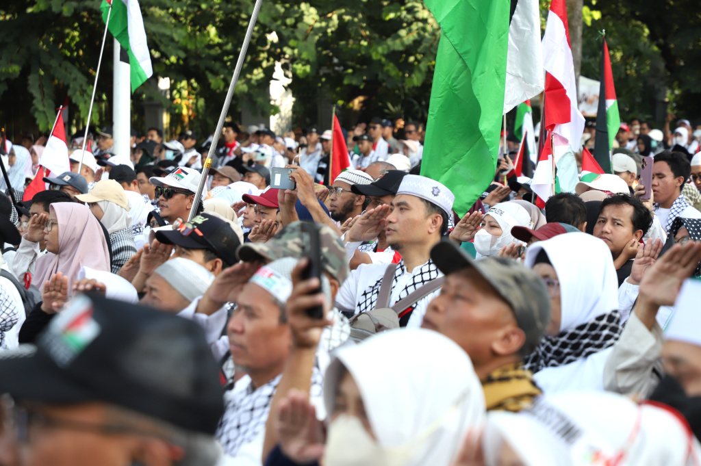 Ratusan Relawan Majelis Ormas Islam gelar doa bersama atas gugurnya tiga Prajurit UNIFIL TNI yang diserang oleh Israel di depan Kedubes AS (Ashar/SinPo.id)