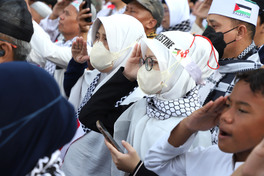 Ratusan Relawan Majelis Ormas Islam gelar doa bersama atas gugurnya tiga Prajurit UNIFIL TNI yang diserang oleh Israel di depan Kedubes AS (Ashar/SinPo.id)