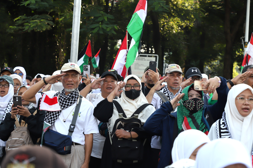 Ratusan Relawan Majelis Ormas Islam gelar doa bersama atas gugurnya tiga Prajurit UNIFIL TNI yang diserang oleh Israel di depan Kedubes AS (Ashar/SinPo.id)