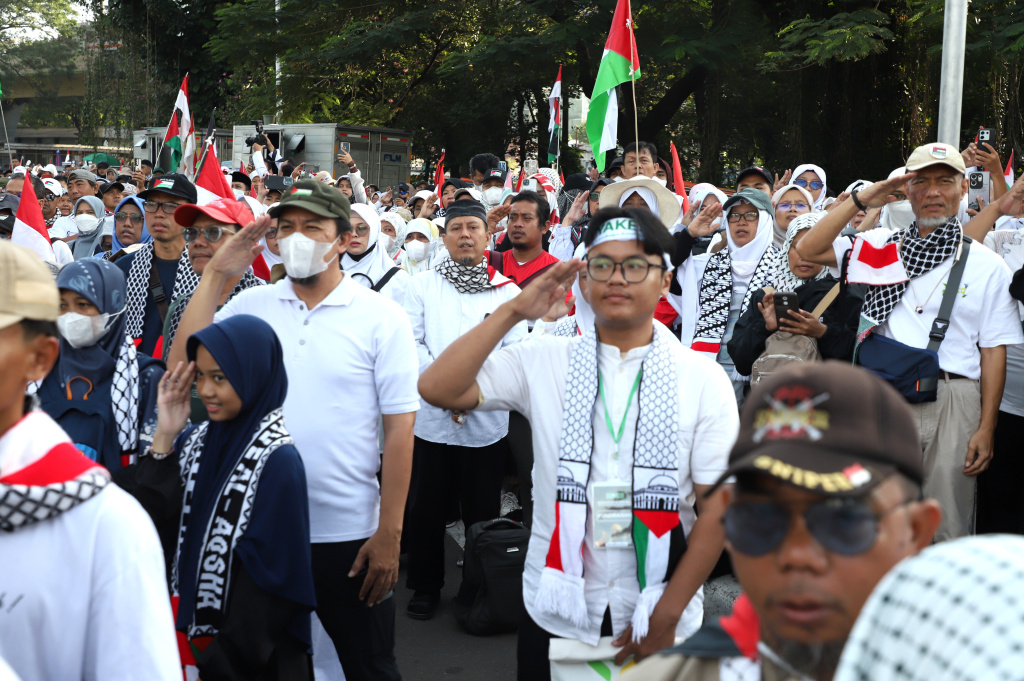 Ratusan Relawan Majelis Ormas Islam gelar doa bersama atas gugurnya tiga Prajurit UNIFIL TNI yang diserang oleh Israel di depan Kedubes AS (Ashar/SinPo.id)
