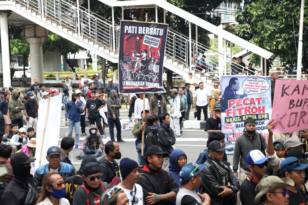 Ratusan warga Pati datangi KPK meminta usut kasus Bupati Sudewo (Ashar/SinPo.id)