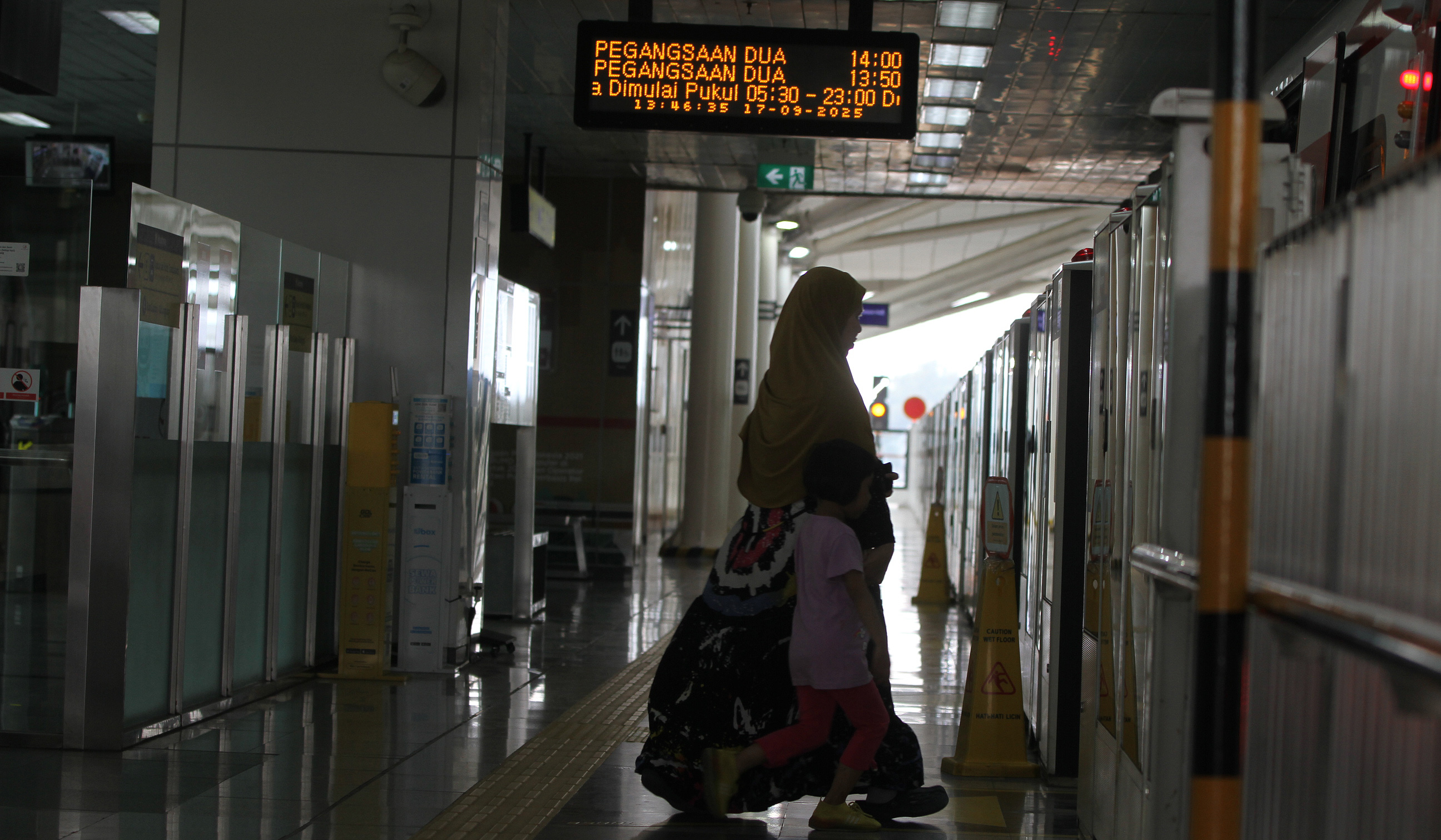 Penumpang saat berada didalam gerbong LRT Jakarta. (Agus Priatna/SinPo.id)