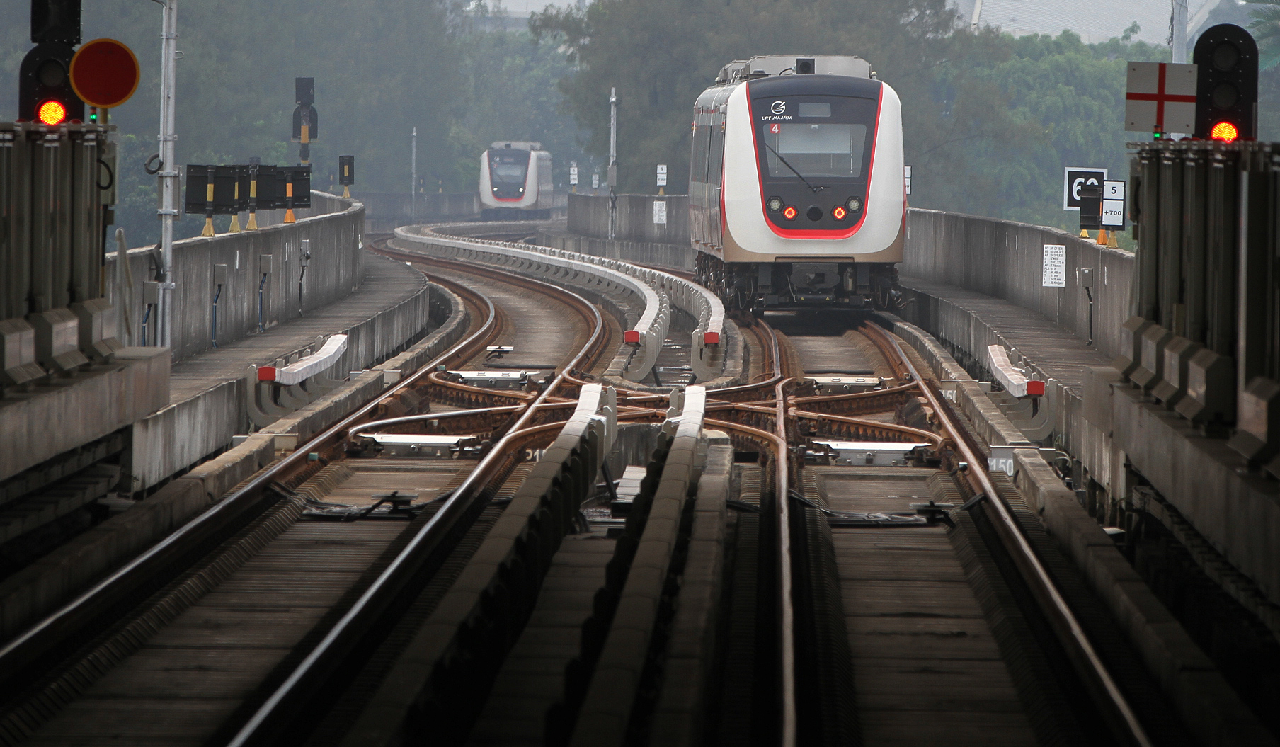 Penumpang saat berada didalam gerbong LRT Jakarta. (Agus Priatna/SinPo.id)