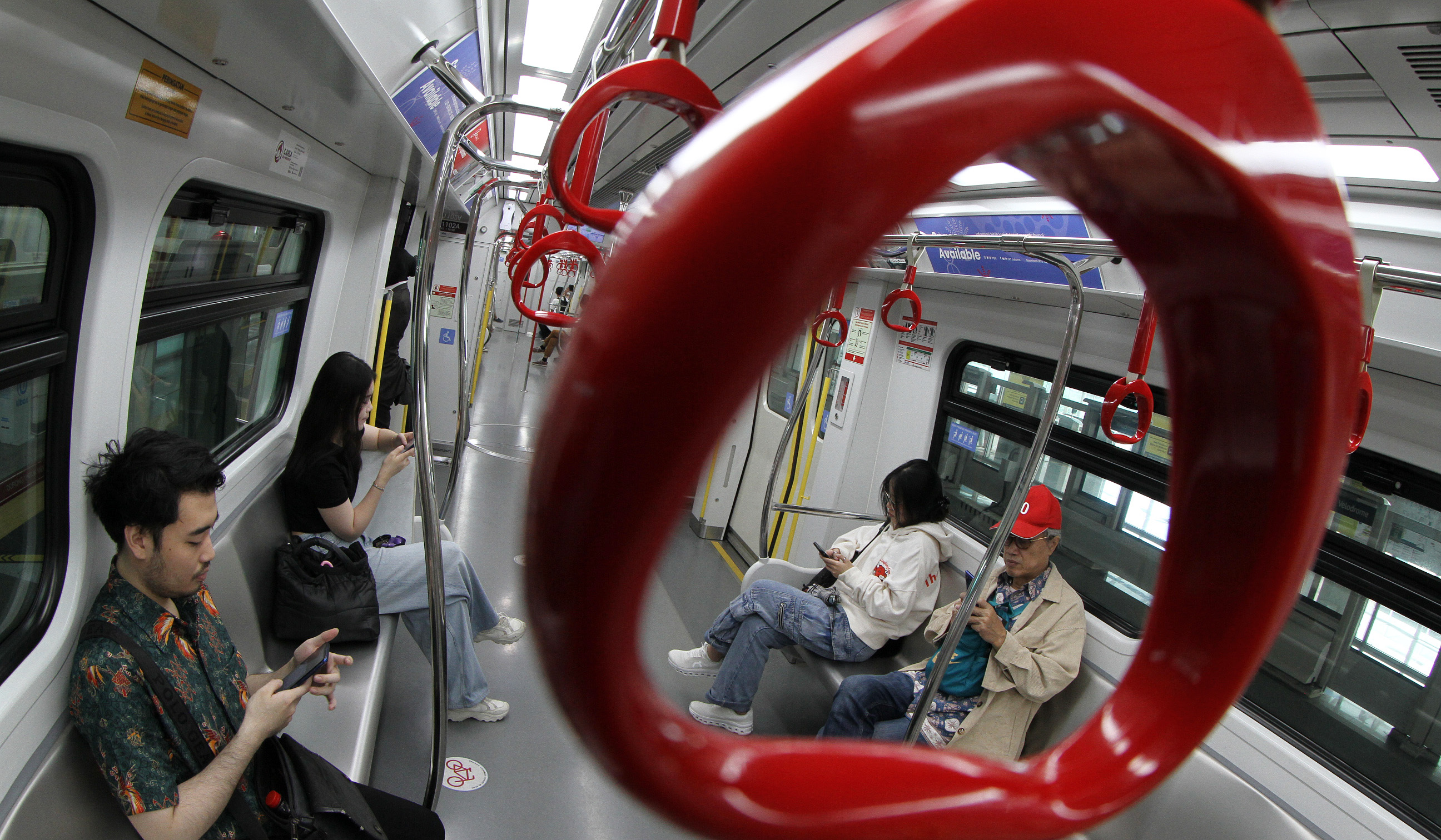 Ilustrasi. Penumpang saat berada didalam gerbong LRT Jakarta. (Agus Priatna/SinPo.id)