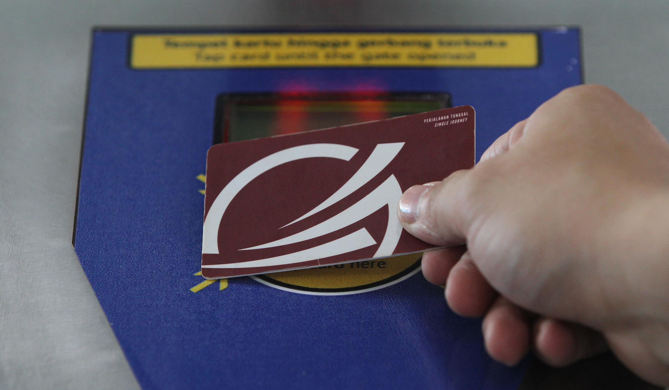 Penumpang saat berada didalam gerbong LRT Jakarta. (Agus Priatna/SinPo.id)