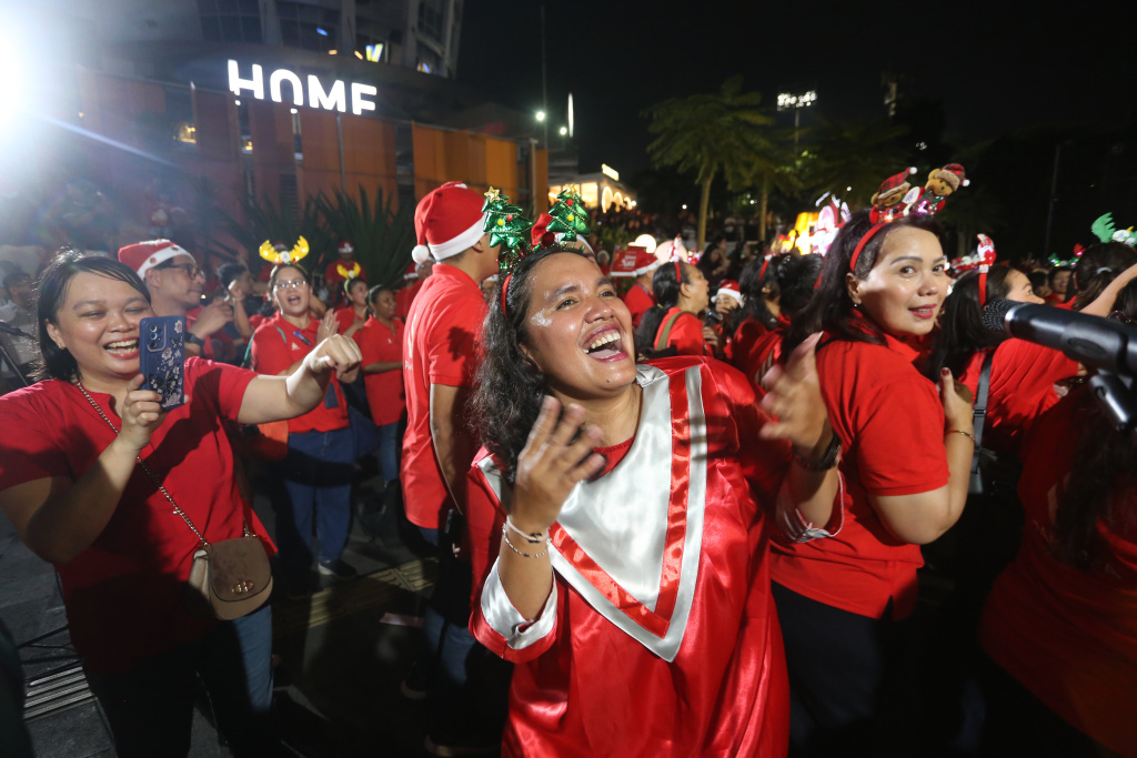 Rayakan Natal Christmast Carol Dengan 1,200 penyanyi (Ashar/SinPo.id)