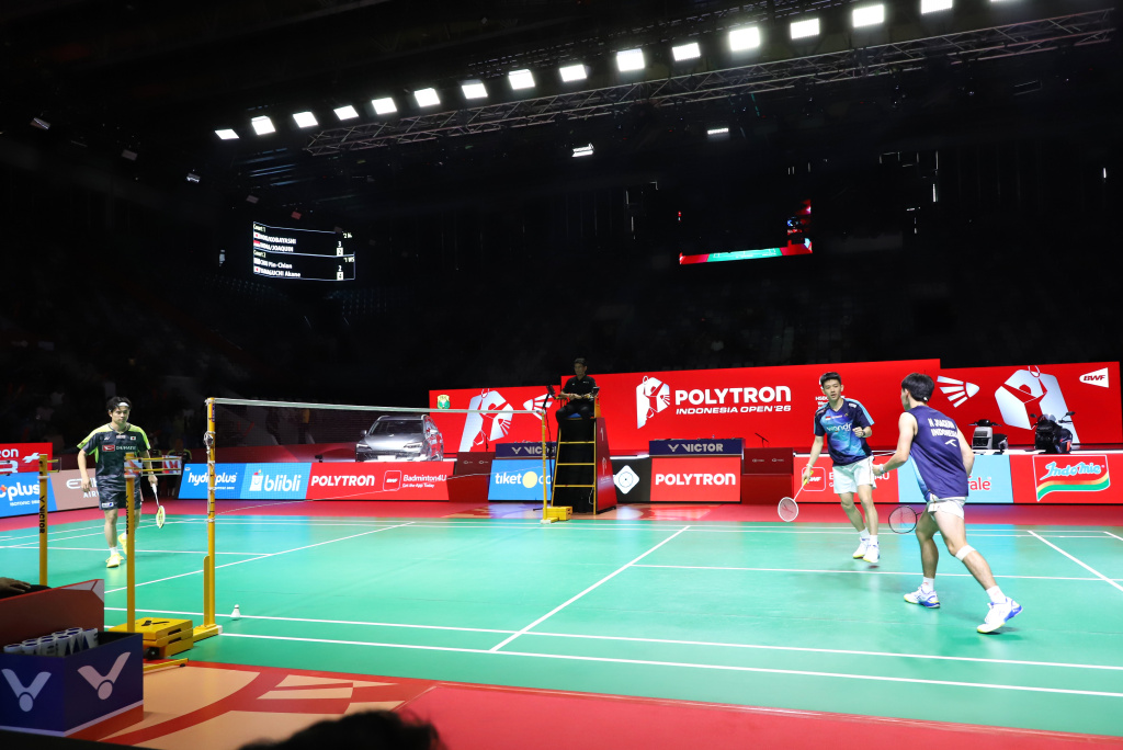 Ganda putra Indonesia Raymond dan Joaquin melaju ke babak semifinal usai menang rubber gim 16-21, 24-22, 21-18 (Ashar/SinPo.id)