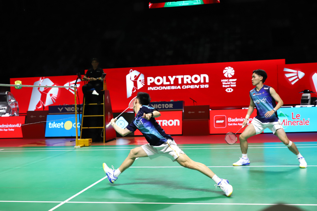 Ganda putra Indonesia Raymond dan Joaquin melaju ke babak semifinal usai menang rubber gim 16-21, 24-22, 21-18 (Ashar/SinPo.id)