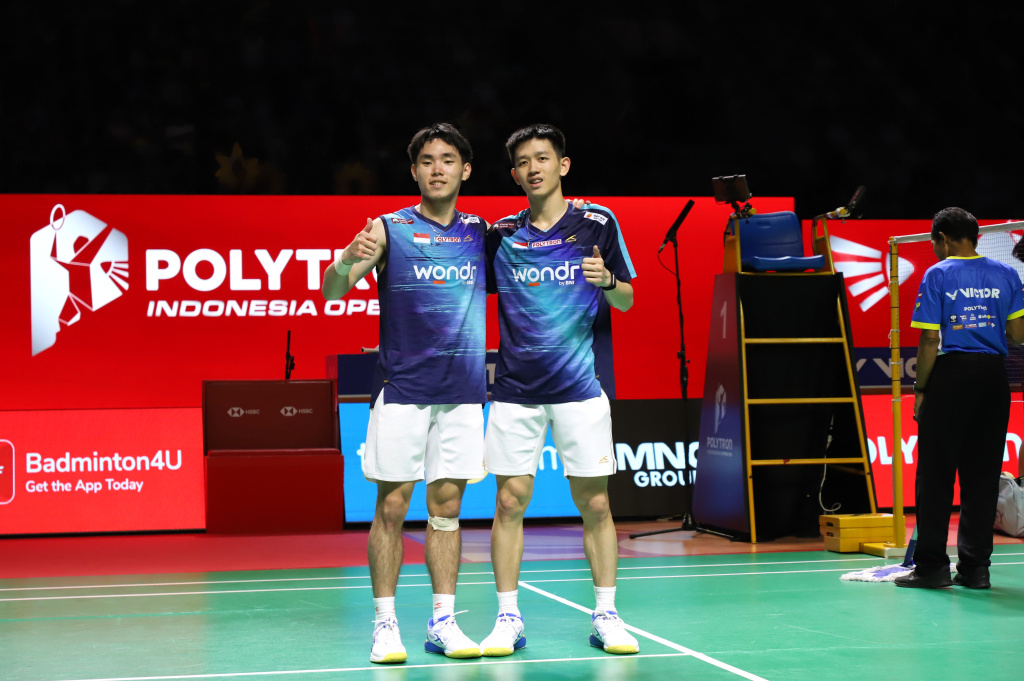 Ganda putra Indonesia Raymond dan Joaquin melaju ke babak semifinal usai menang rubber gim 16-21, 24-22, 21-18 (Ashar/SinPo.id)