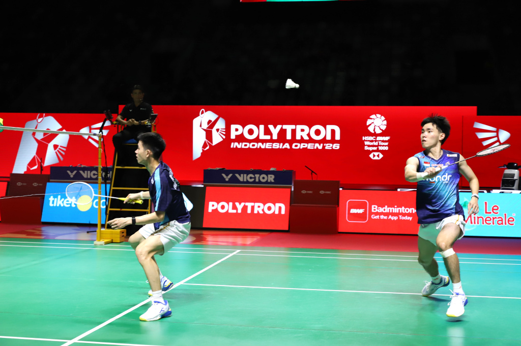 Ganda putra Indonesia Raymond dan Joaquin melaju ke babak semifinal usai menang rubber gim 16-21, 24-22, 21-18 (Ashar/SinPo.id)