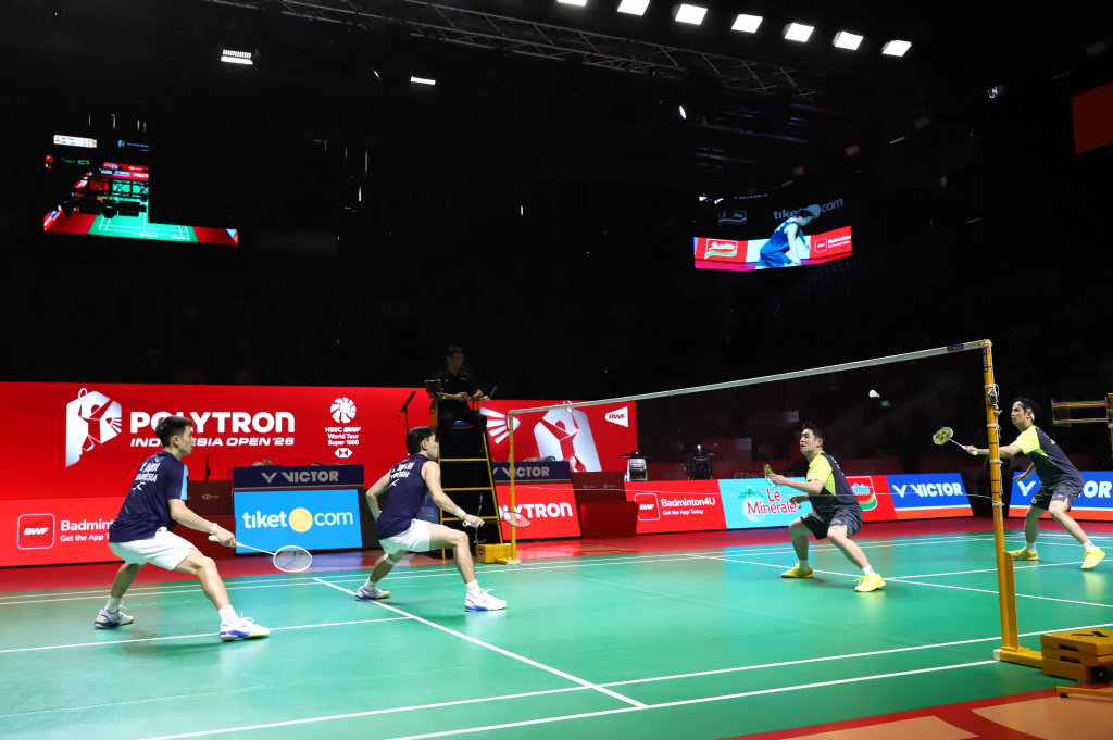 Ganda putra Indonesia Raymond dan Joaquin melaju ke babak semifinal usai menang rubber gim 16-21, 24-22, 21-18 (Ashar/SinPo.id)