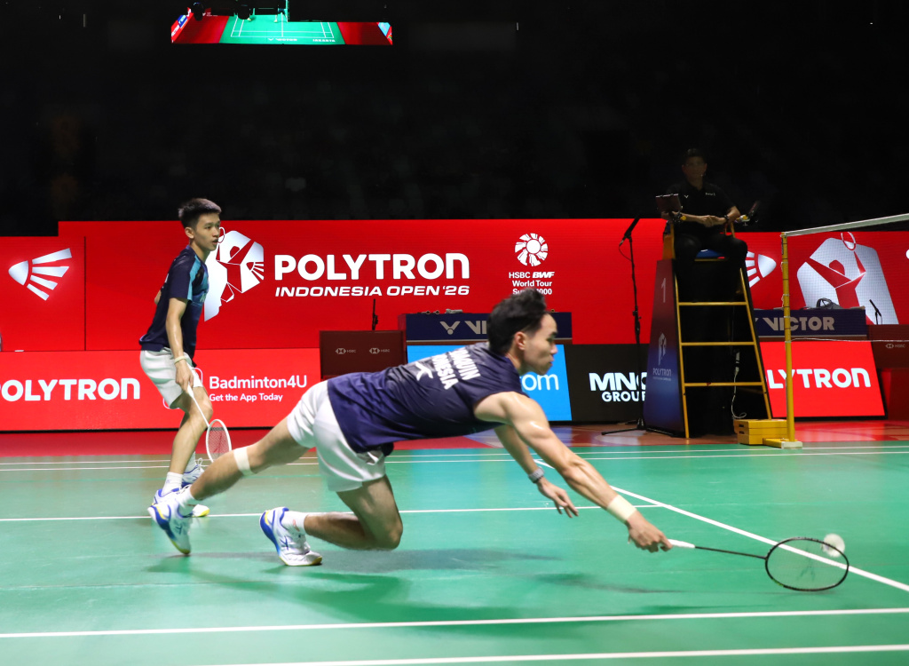 Ganda putra Indonesia Raymond dan Joaquin melaju ke babak semifinal usai menang rubber gim 16-21, 24-22, 21-18 (Ashar/SinPo.id)