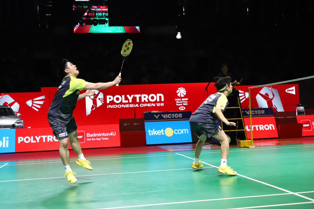 Ganda putra Indonesia Raymond dan Joaquin melaju ke babak semifinal usai menang rubber gim 16-21, 24-22, 21-18 (Ashar/SinPo.id)