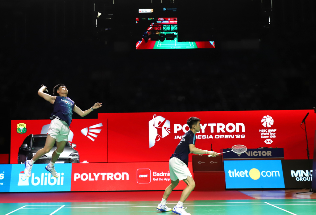 Ganda putra Indonesia Raymond dan Joaquin melaju ke babak semifinal usai menang rubber gim 16-21, 24-22, 21-18 (Ashar/SinPo.id)