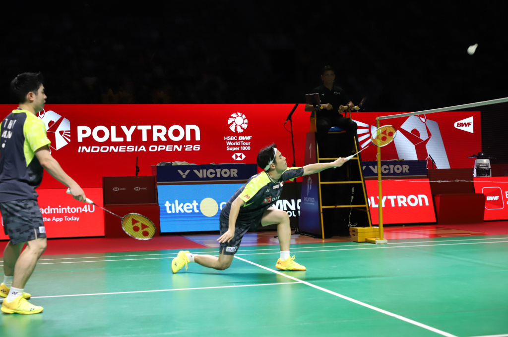 Ganda putra Indonesia Raymond dan Joaquin melaju ke babak semifinal usai menang rubber gim 16-21, 24-22, 21-18 (Ashar/SinPo.id)